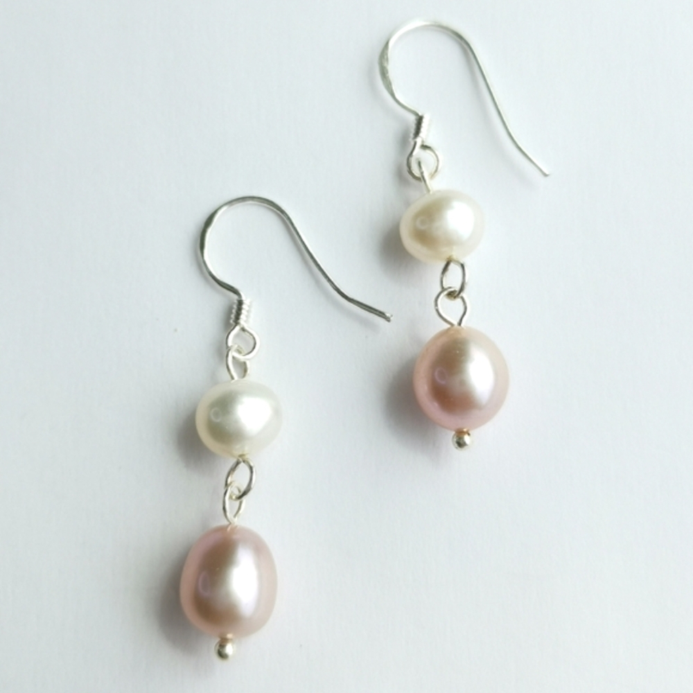 White and Blush Pink freshwater Pearl earrings 🆕